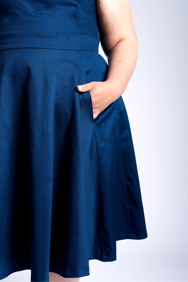 Tailliertes Kleid mit Glockenrock in ozeanblau
